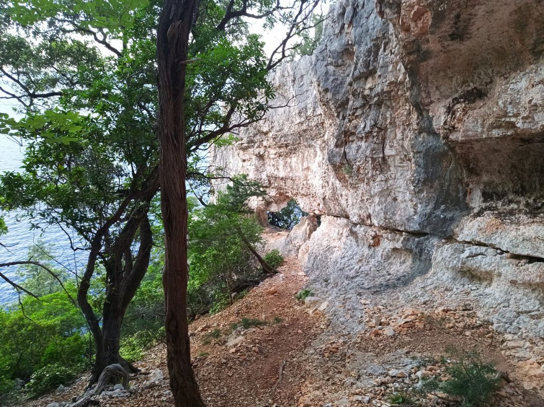 Le sentier passait par cet arche