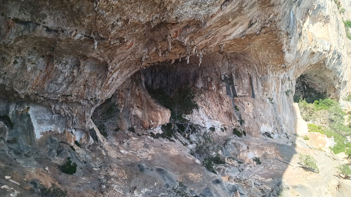 Me voila reparti allégé de ma corde : la grotte  sous la falaise
