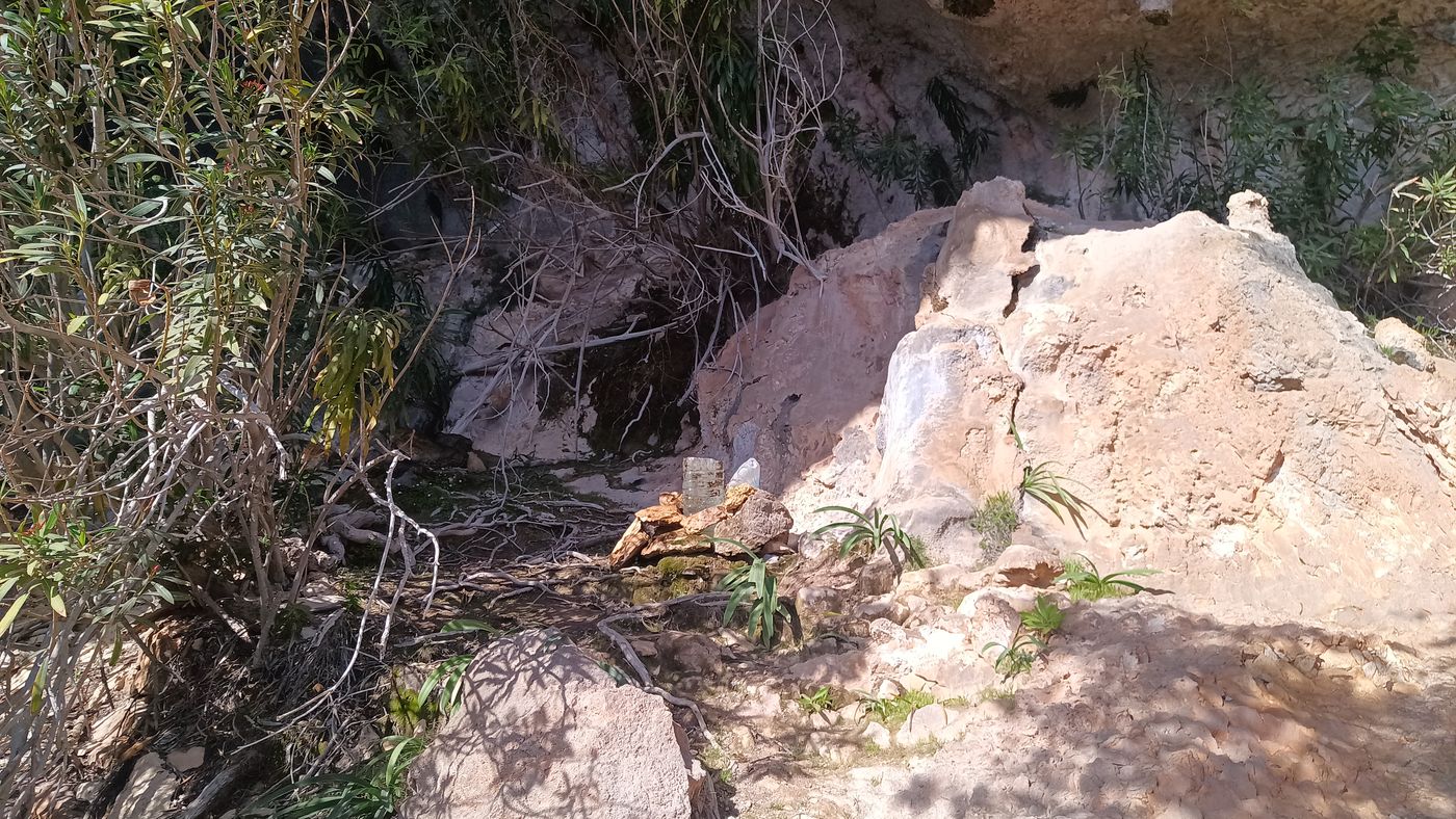 Et il y a bien une bassine pleine d'eau sous un stalactite