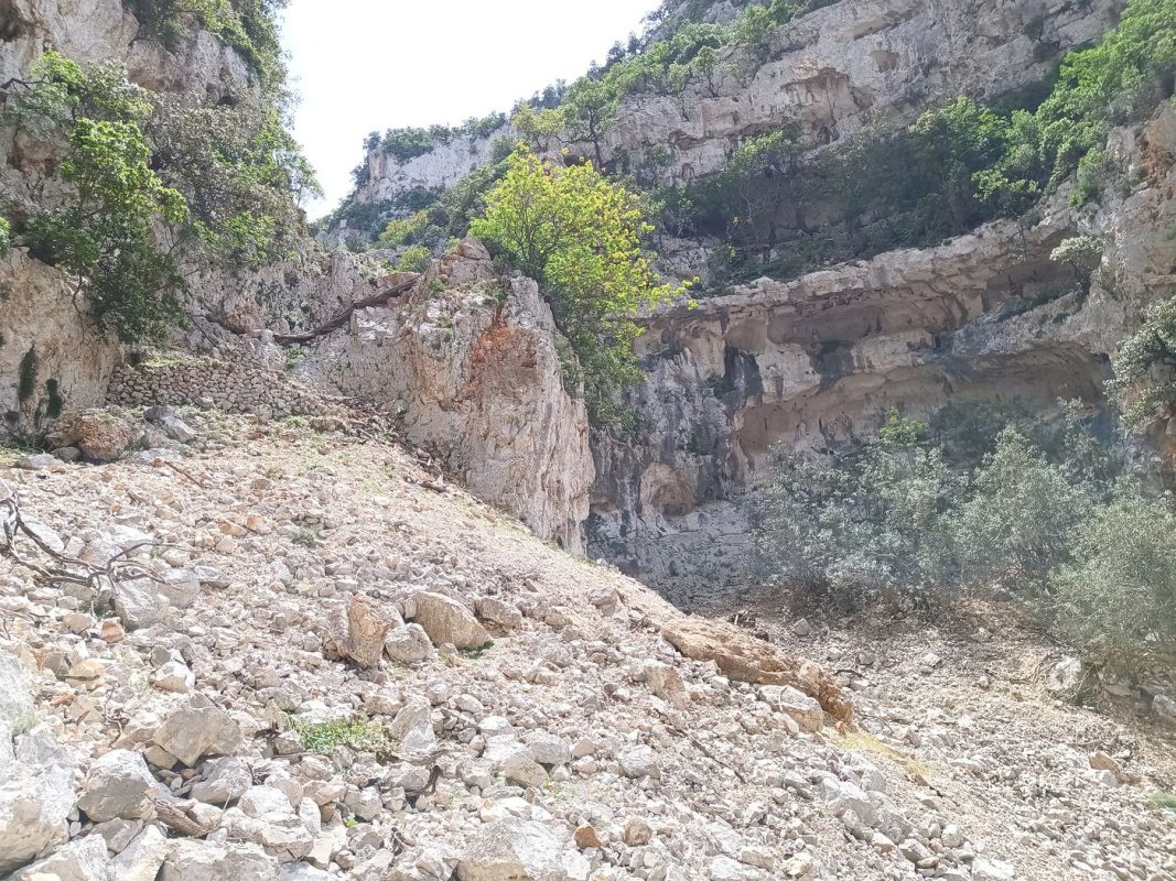 Un mur en face, avec des cavité sur le coté. mais y'a comme une passerelle !