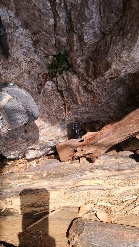 C'est visé dans la parois, étonnant pour ce sentier peu exploité