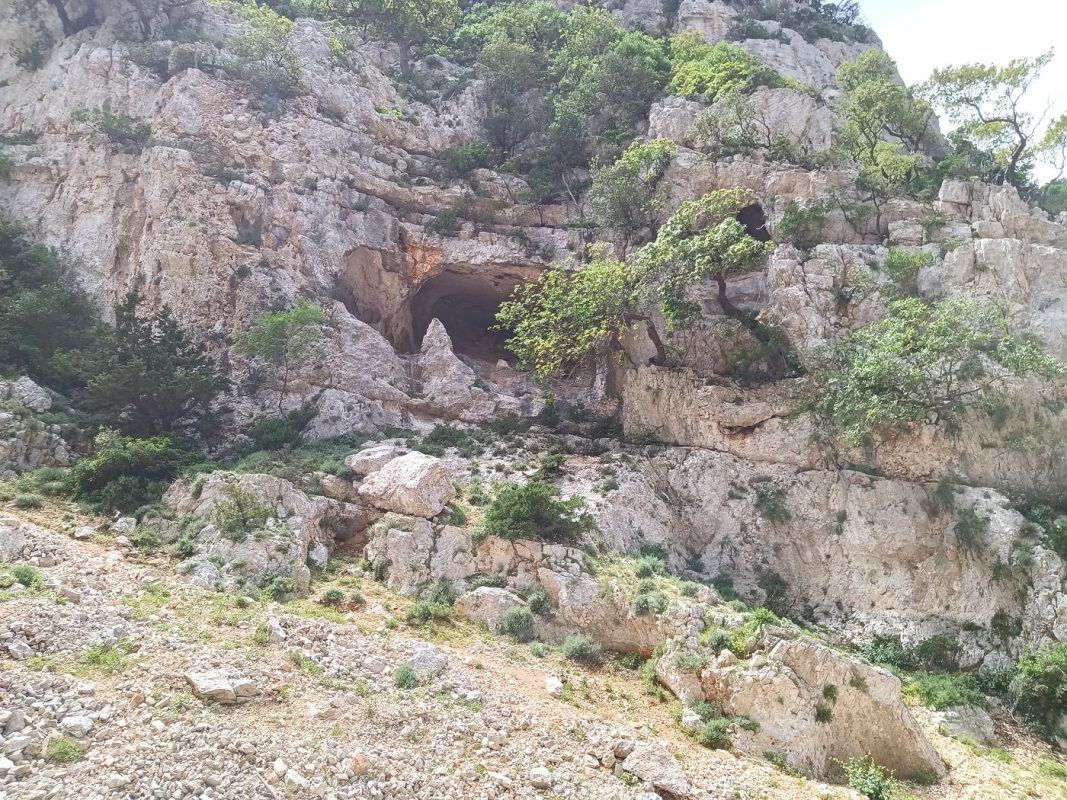 Tiens, des grottes