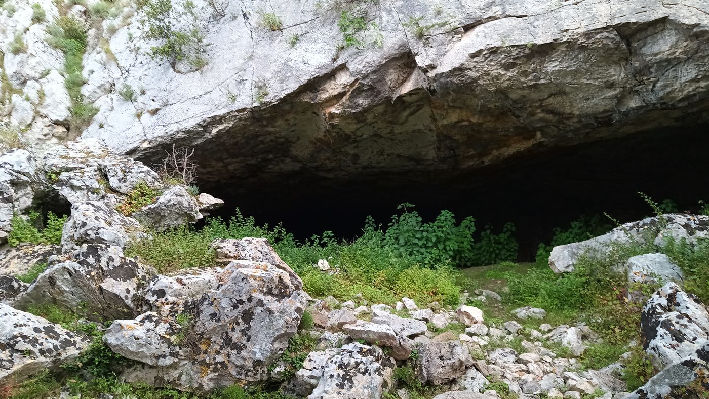 L'entrés de la grande grotte d'Urele