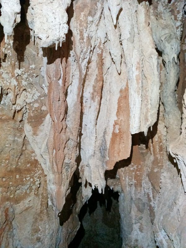 Pourquoi il n'y a pas 2 stalactites de la même forme et de la même couleur ! 