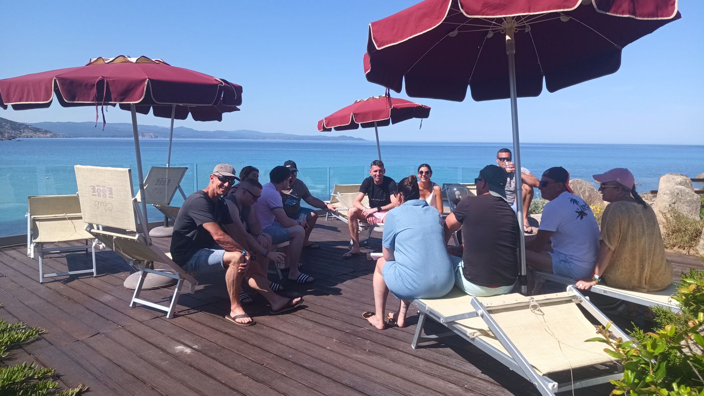 Regroupement entre collègues pour voir le programme de la semaine