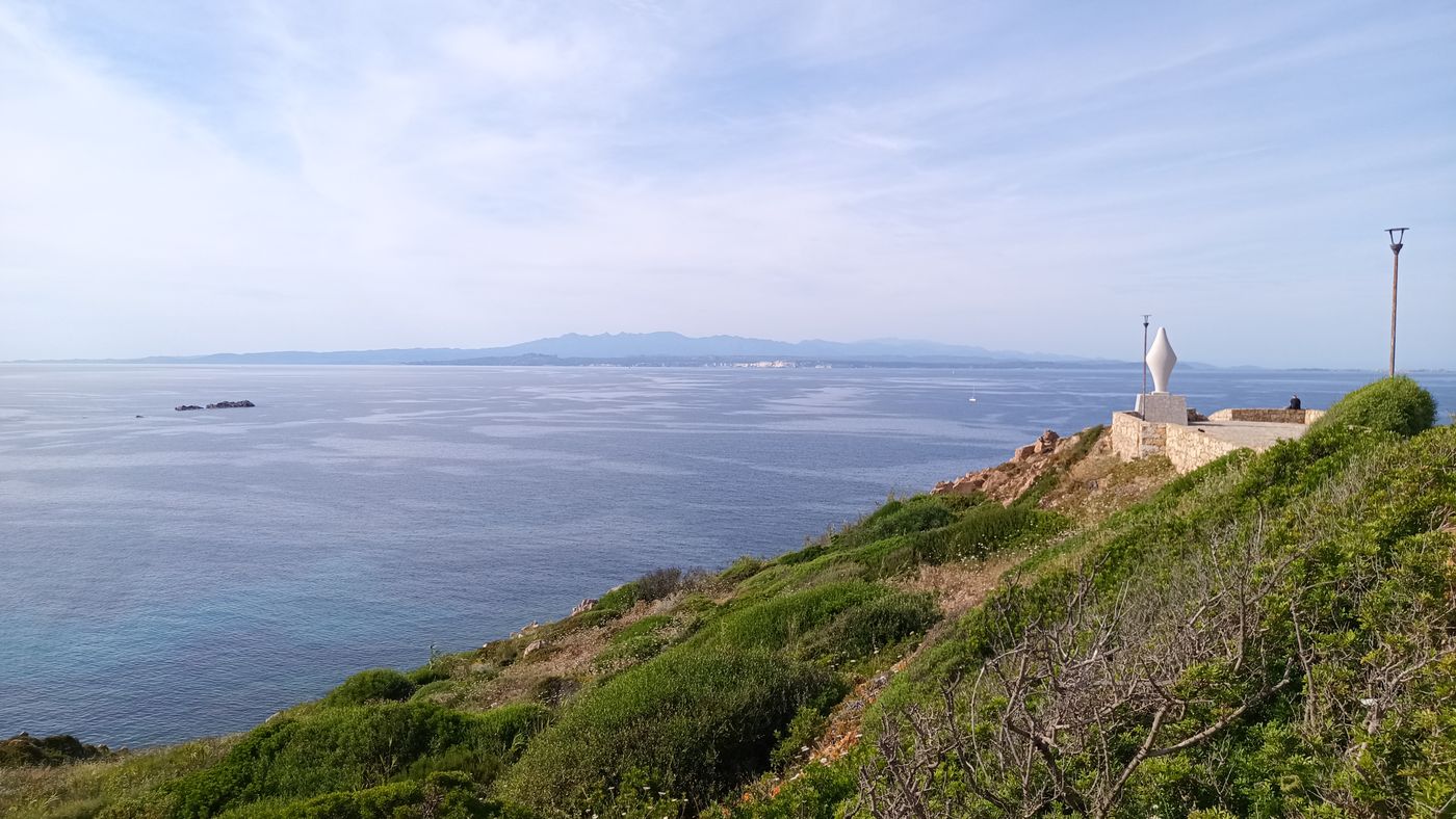 Vue vers les bouche de Bonifacio, on voie sa falaise !