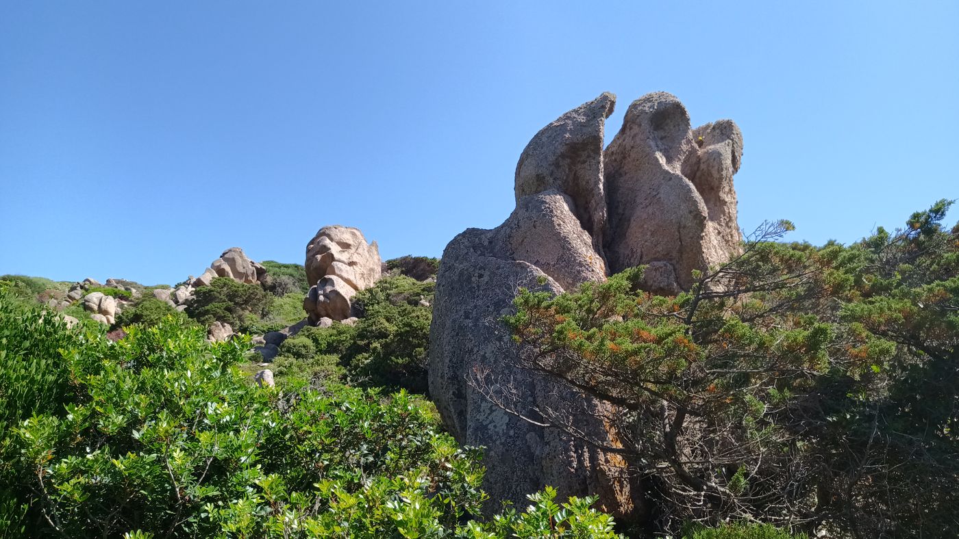 Déjà quelques roches granitiques