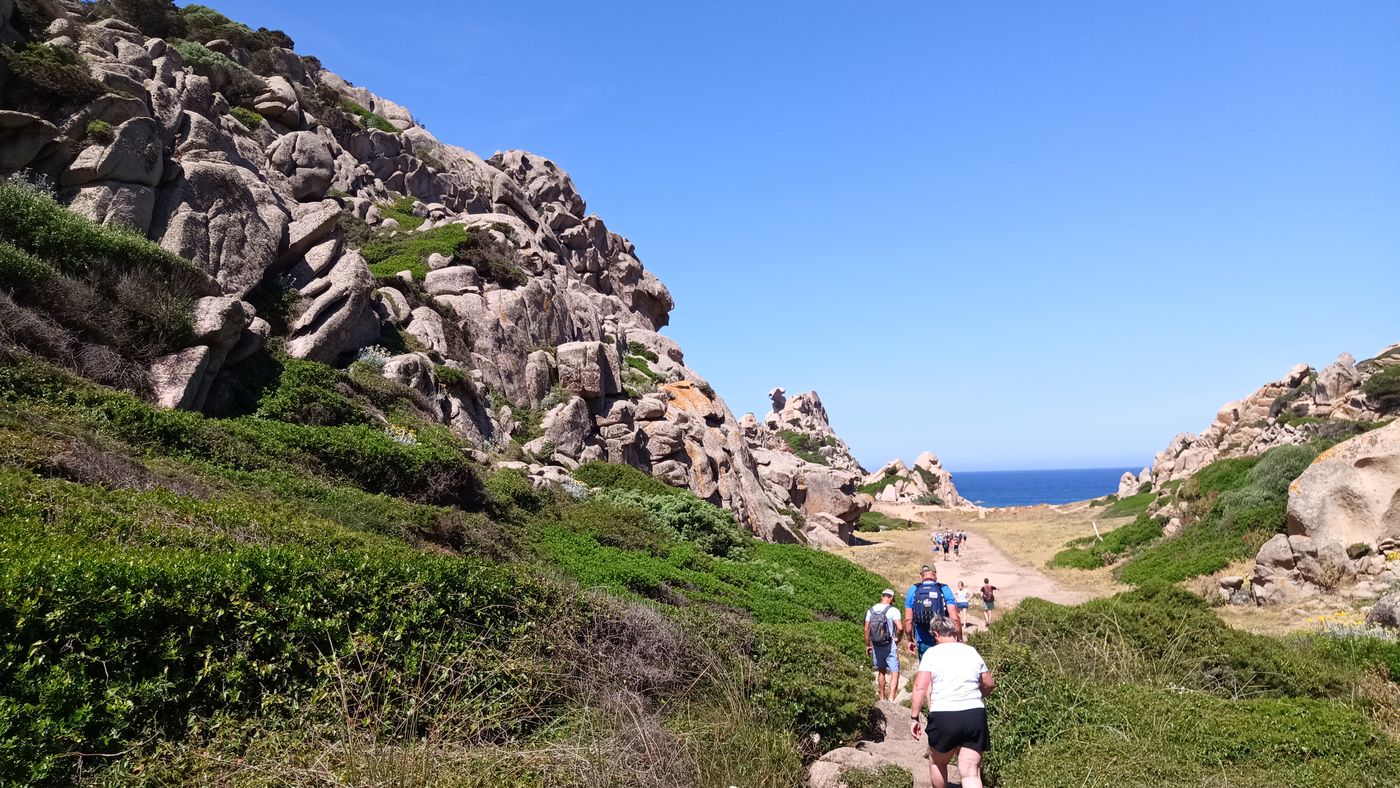Le groupe se rapproche de la cala de la luna