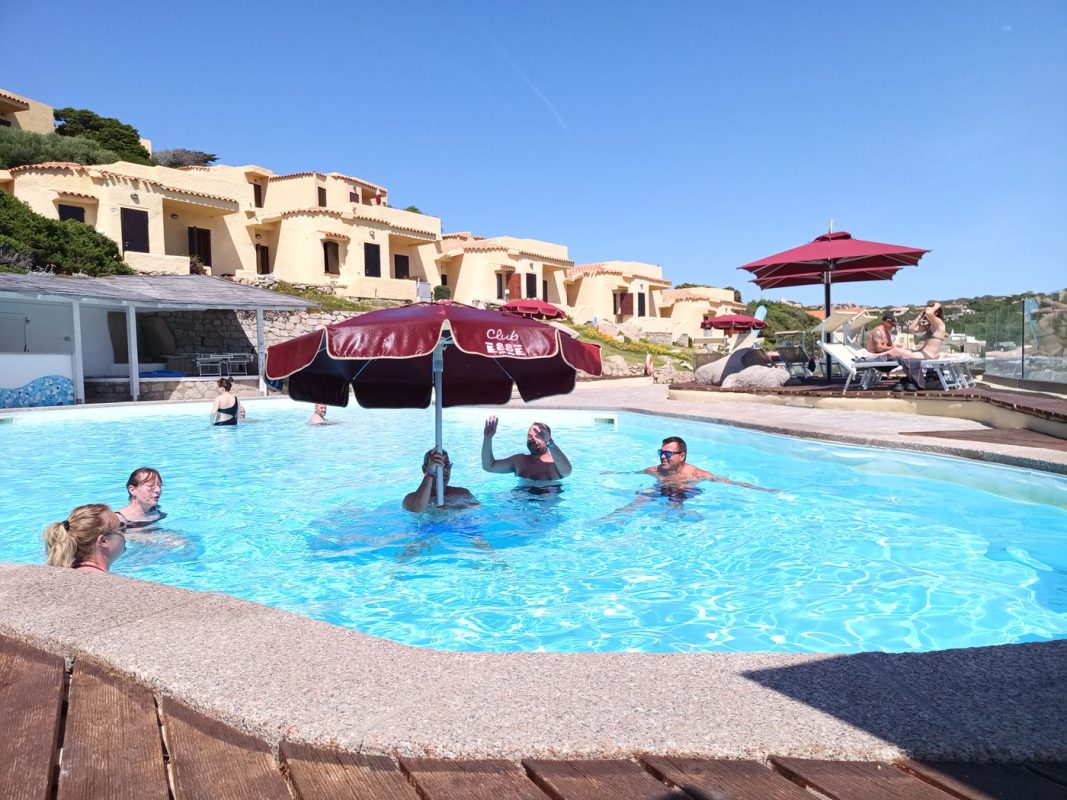Après-midi à la piscine, les parasols volent