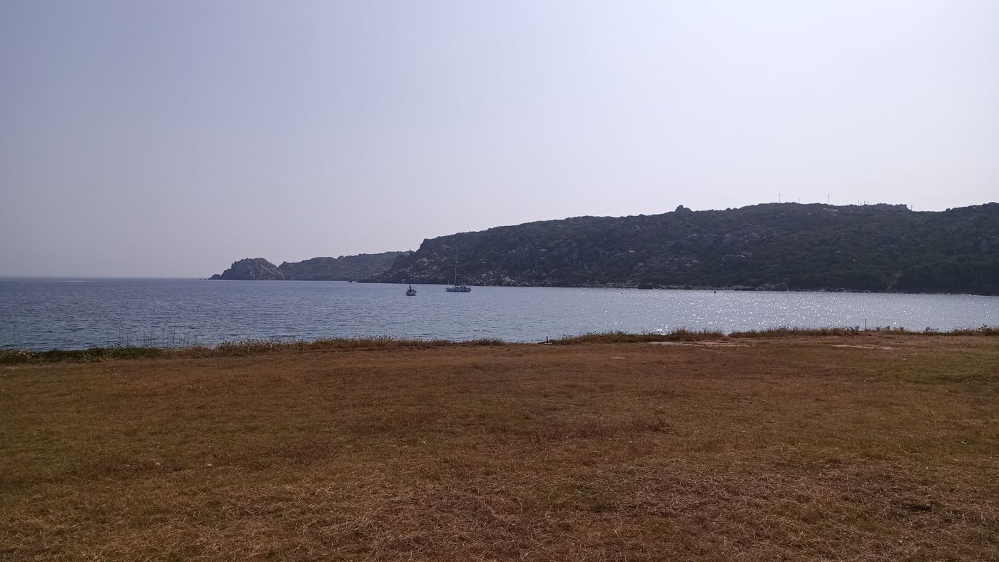 Sur le chemin, les plaine sèches face à la mer
