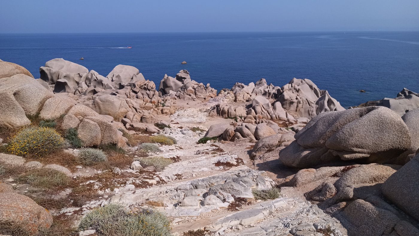 Ligne d'une autre roches à Capo Testa