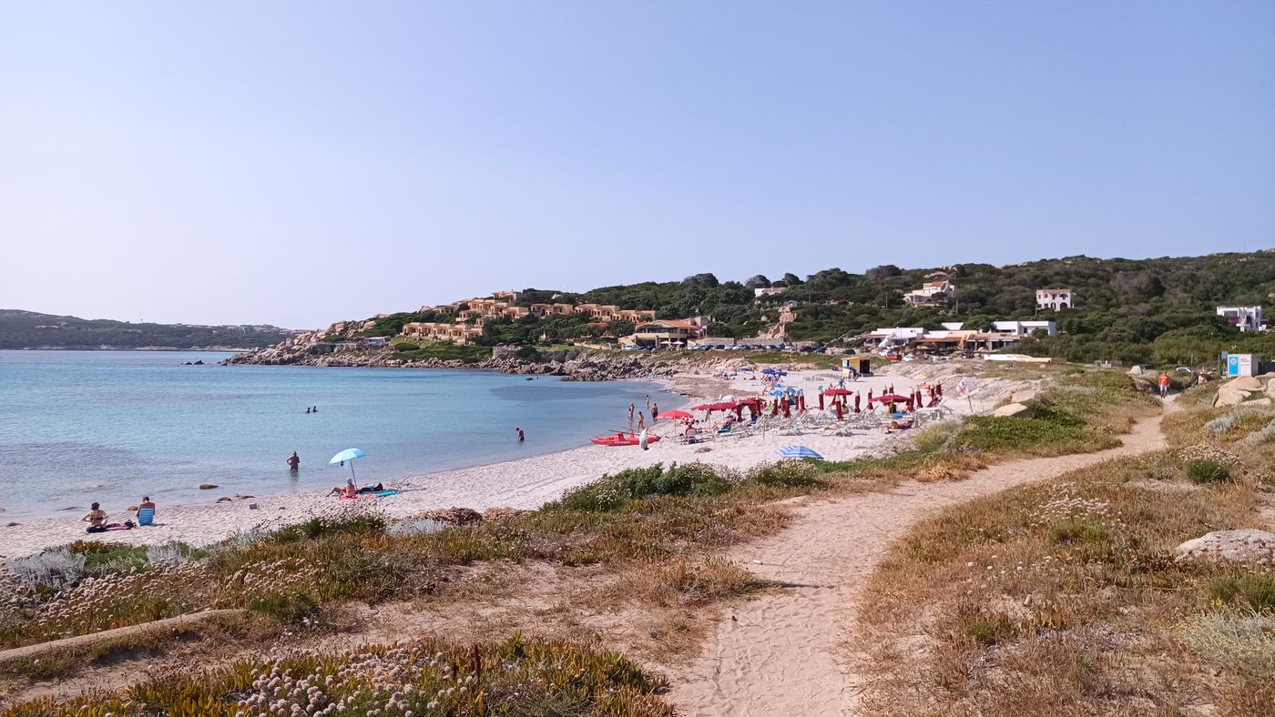 Départ vers le Sud par la plage , avec l'Hôtel dans le fond