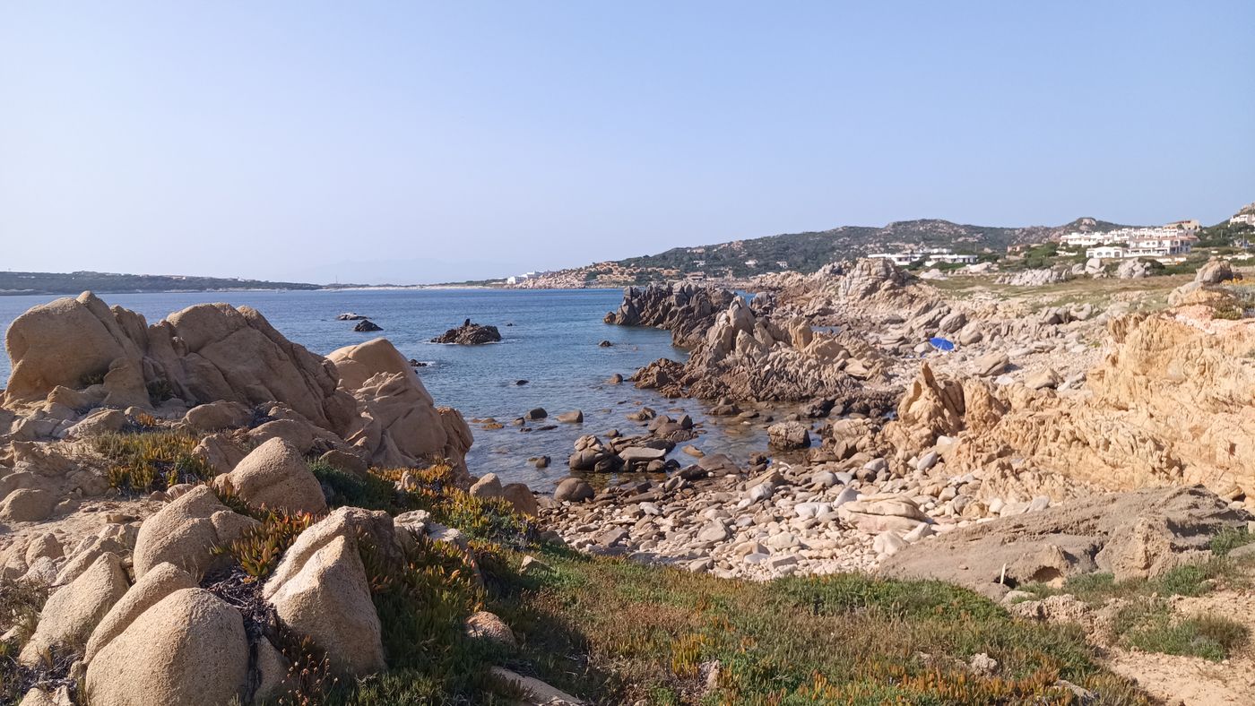 La côte, l'hôtel au loin