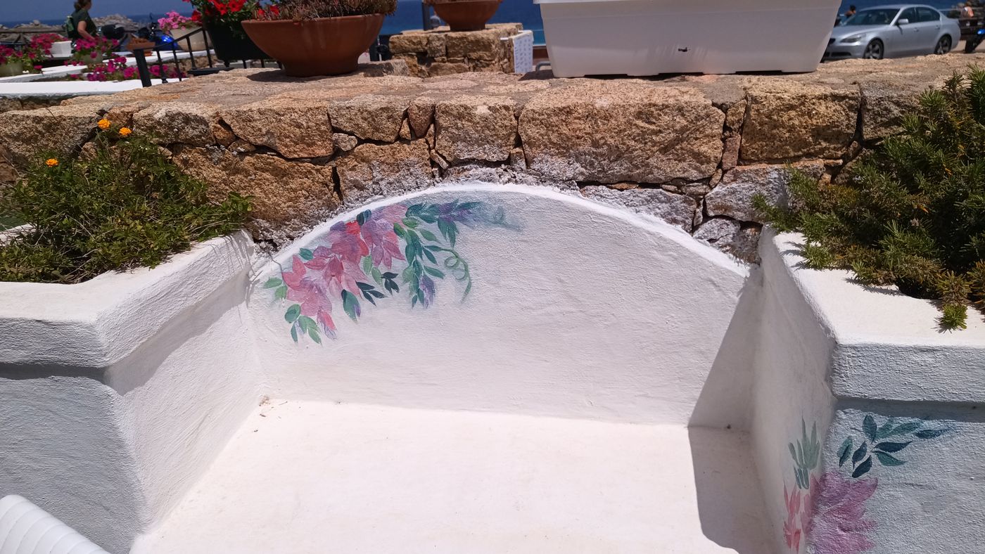 Sympas les aquarelles sur les bancs et les murs