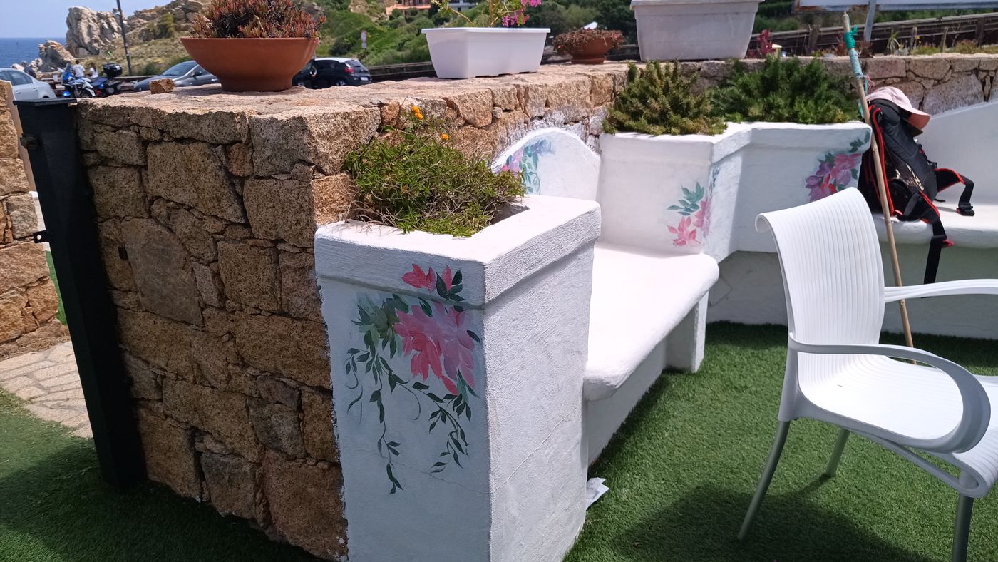 Sympas les aquarelles sur les bancs et les murs