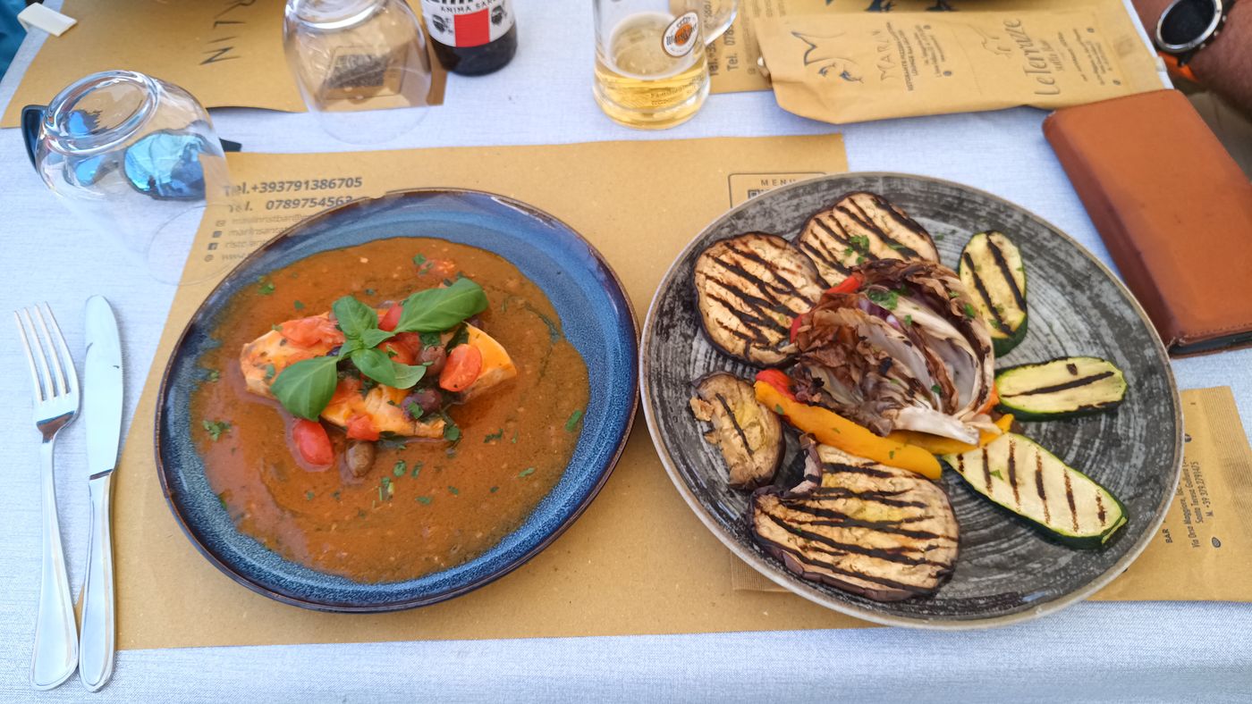 Espadon et assiette de légumes grillés