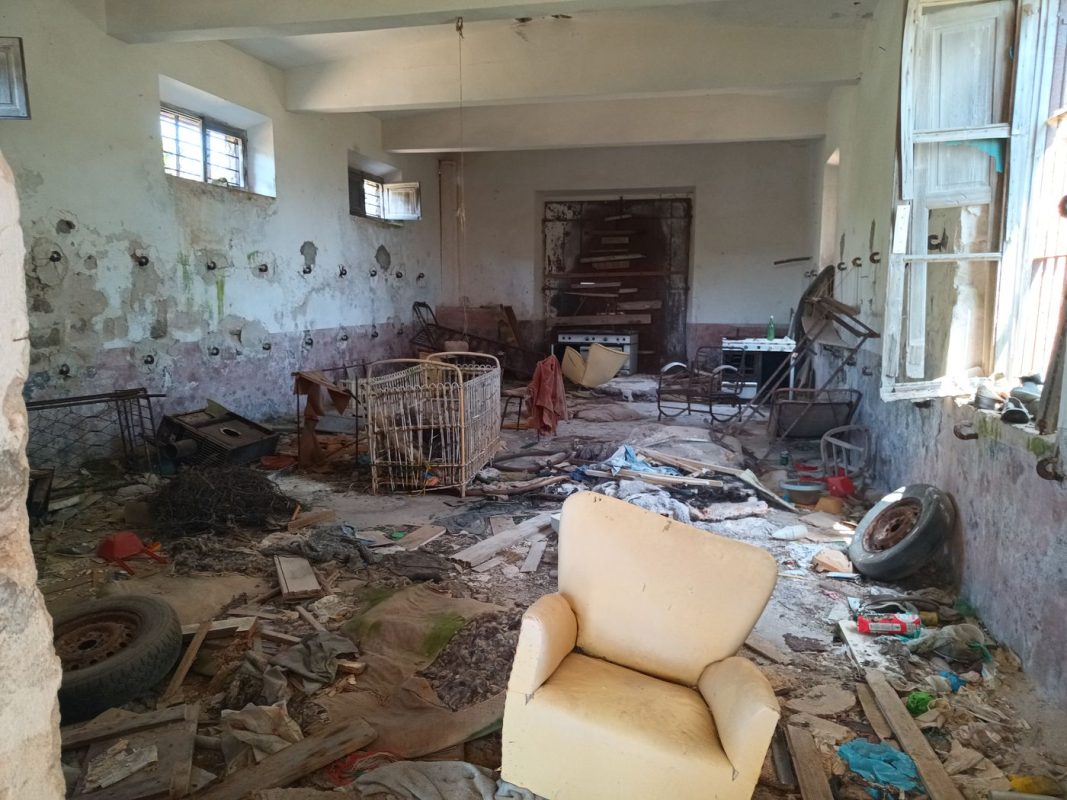 Une ancienne habitation abandonnée