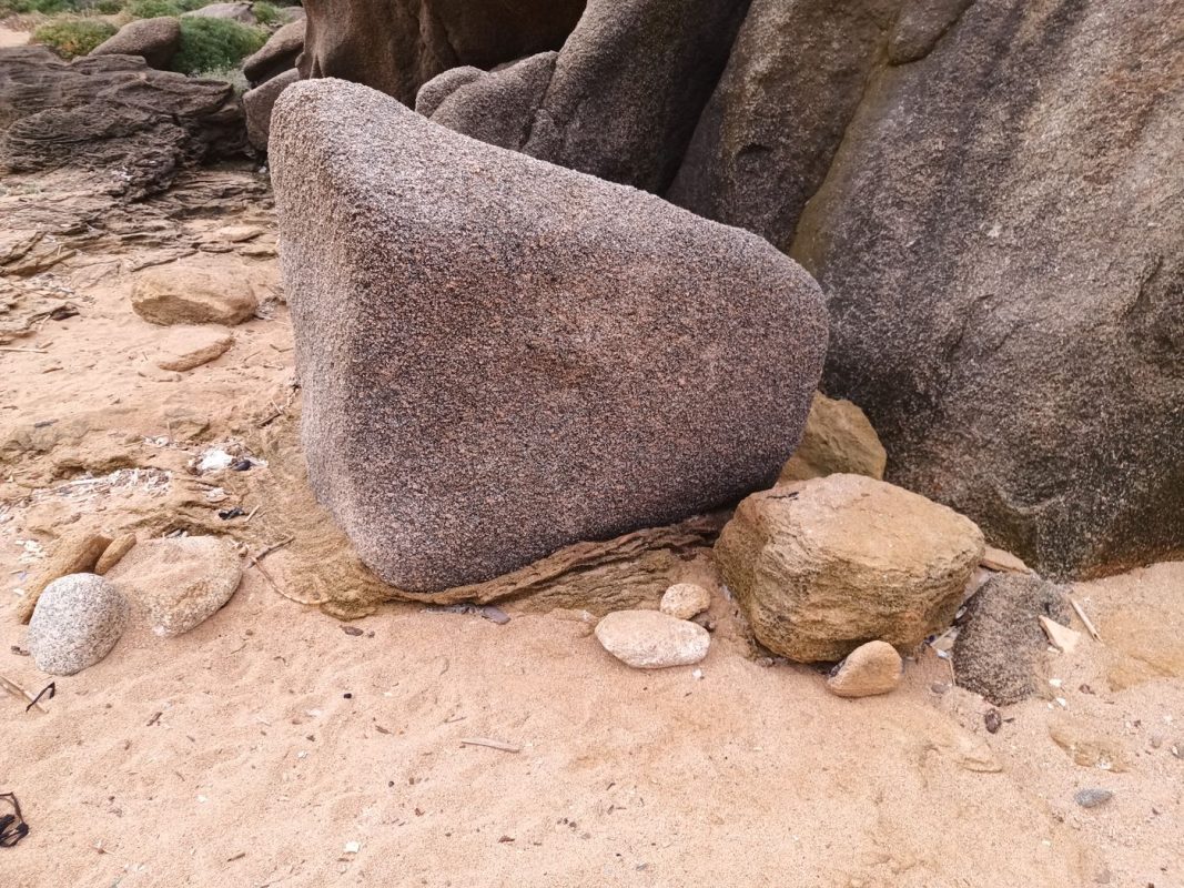 c'est marrant ce bloc de granite posé sur une roche tendre en strates