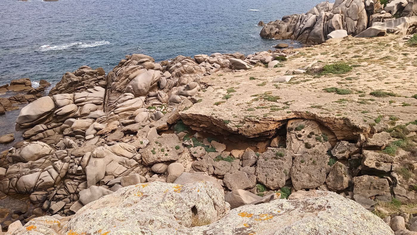De l'autre coté, une autre 'vallée' avec des strates en gruyère
