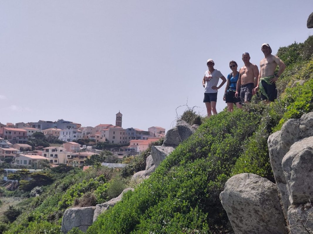 Le groupe arrive à la plage