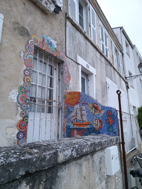 Jolie dessin en mosaïque sur les rempart de La Rochelle