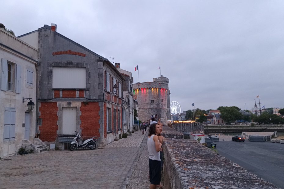 Balade sur les remparts vers le centre et la musique