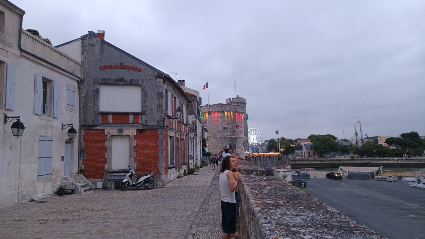 Balade sur les remparts vers le centre et la musique