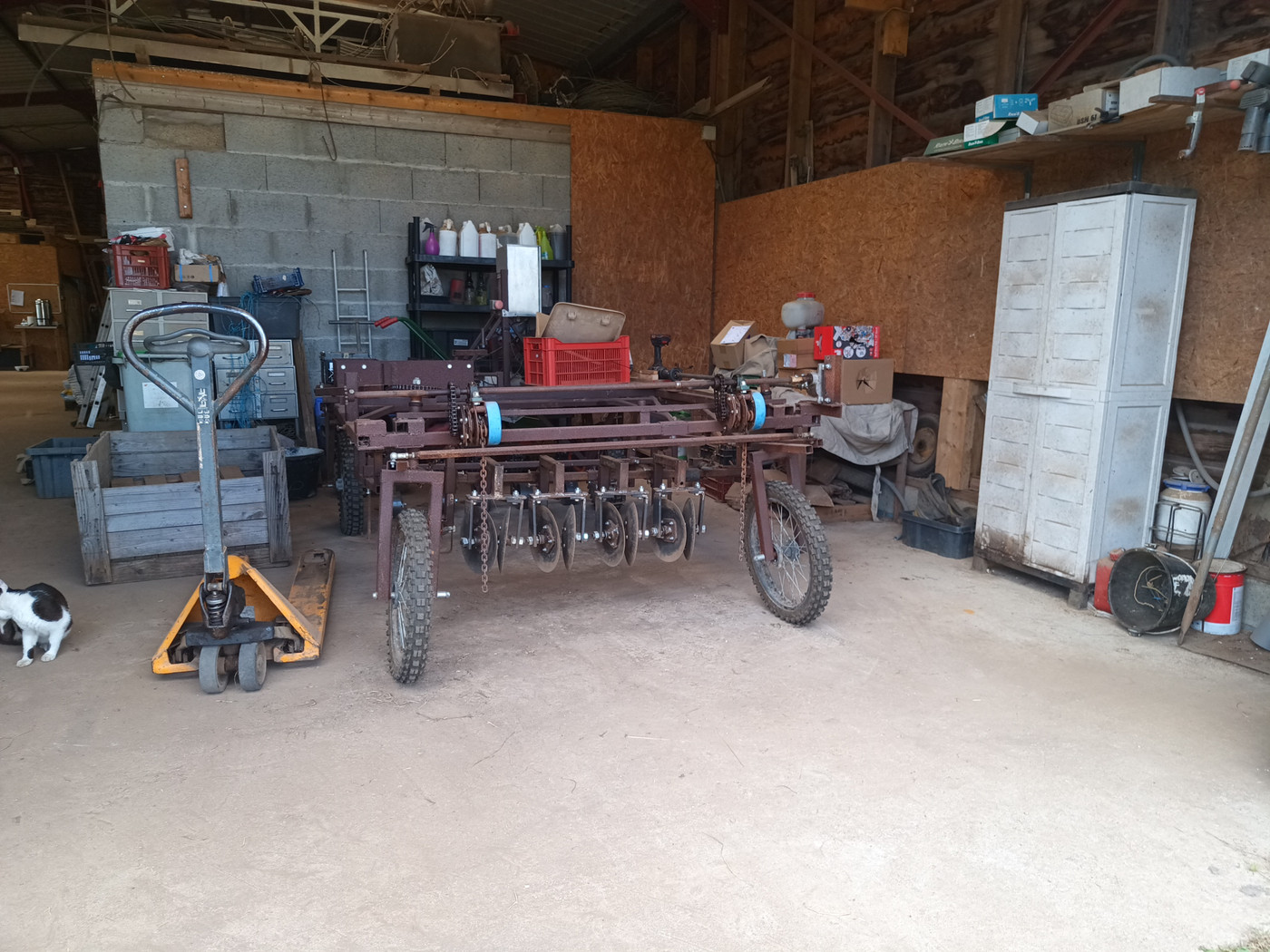 La machine pour les carottes, faite maison sur des plant libre de droit (DIY en Open-source)