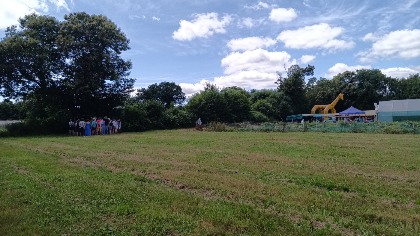 Au loin, la balade botanique a commencé, mais on a pas fini la visite !
