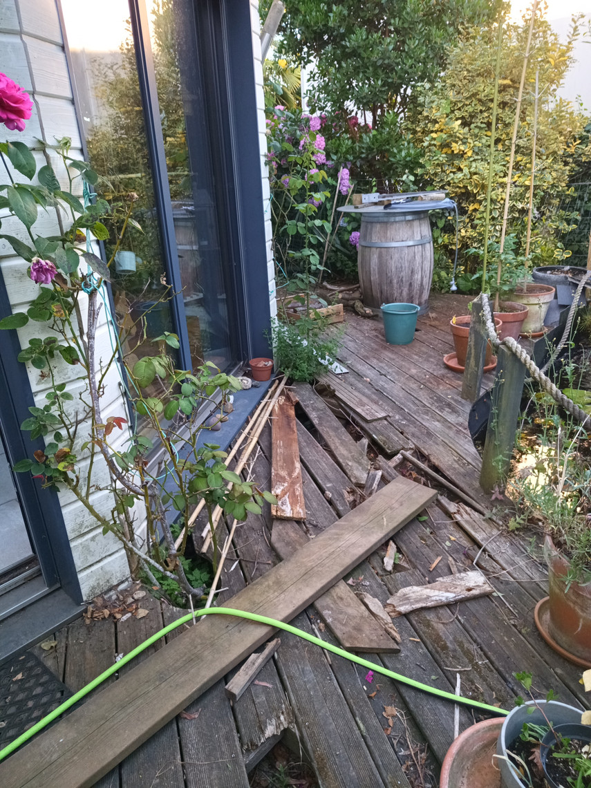 la terrasse est toujours pourrit, mais il n'y a plus le tas de bois à couper dessus