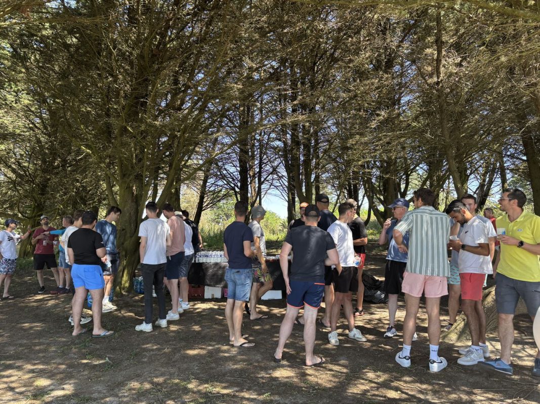 Repas sous les pins, face à la plage.