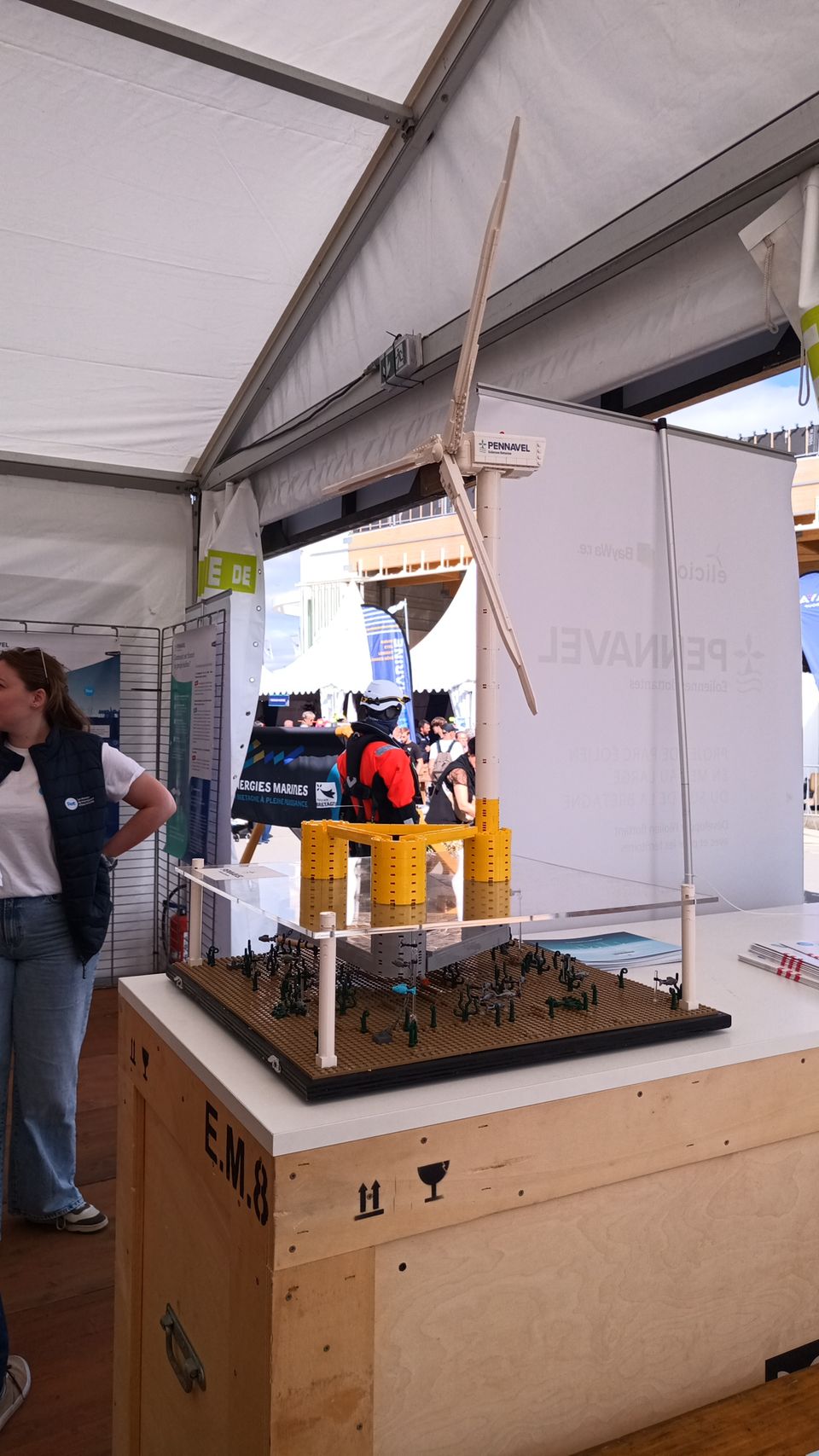 Tiens, une éolienne flottante en Lego