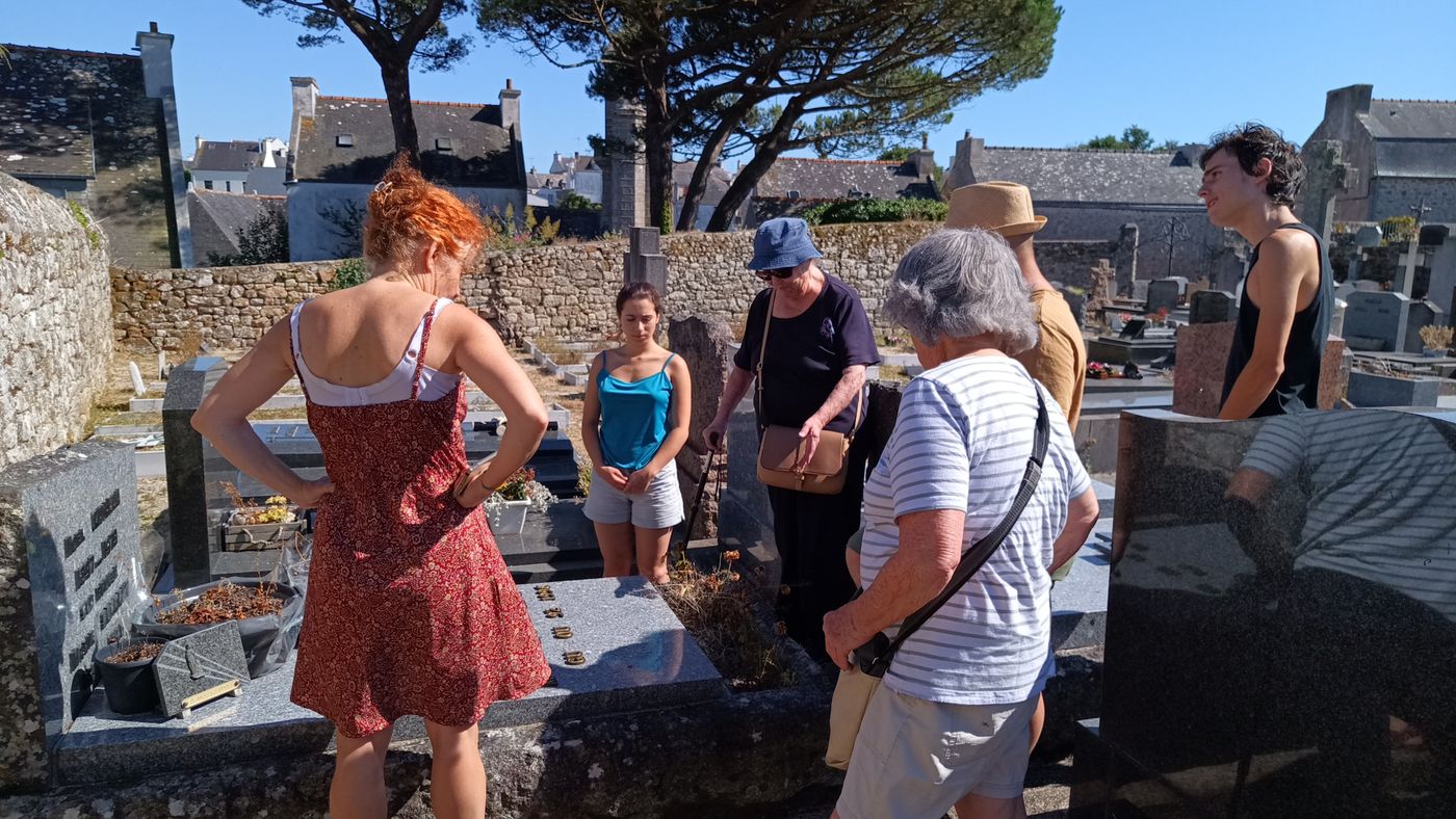 Recueillement devant un tombe familiale