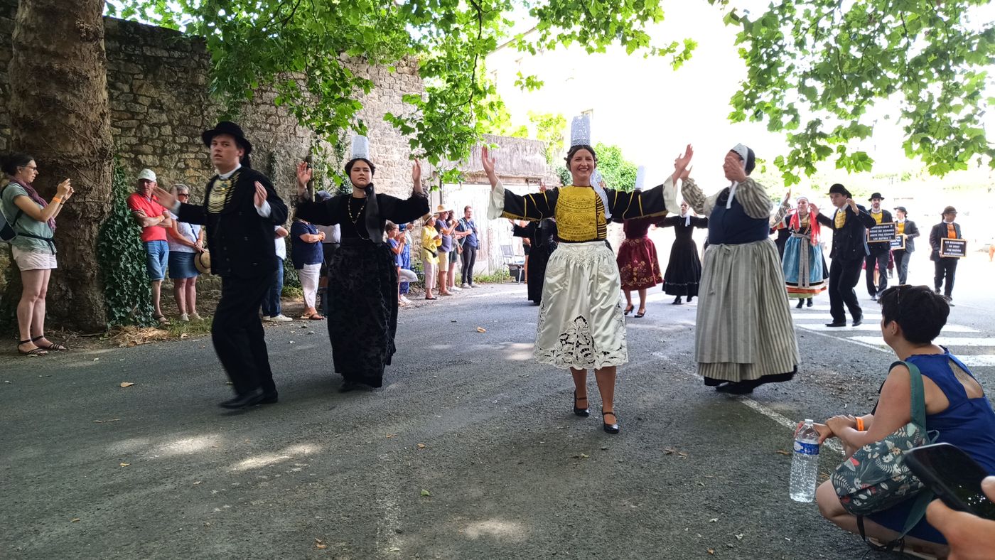 Festival des Brodeuses : le défilé