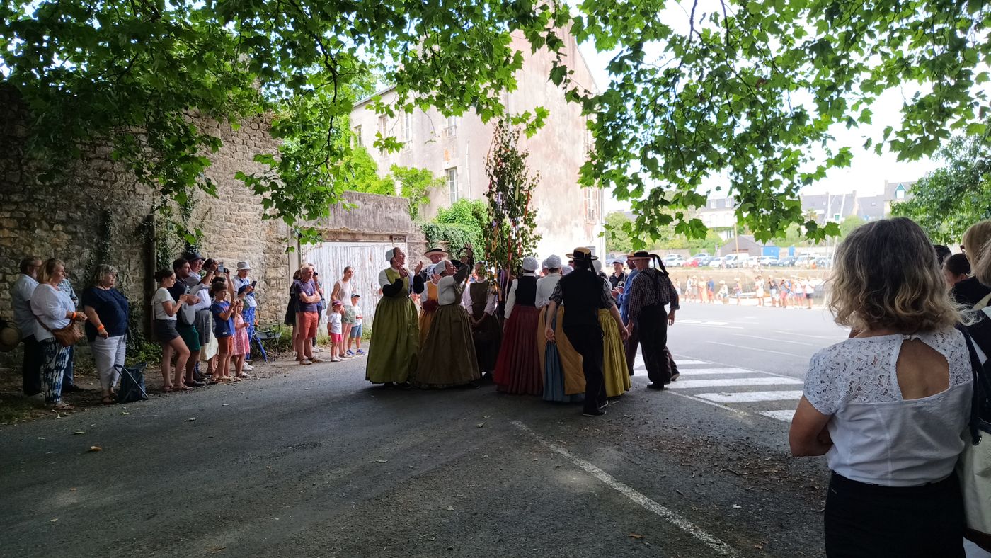 Festival des Brodeuses : l'arbre de mai