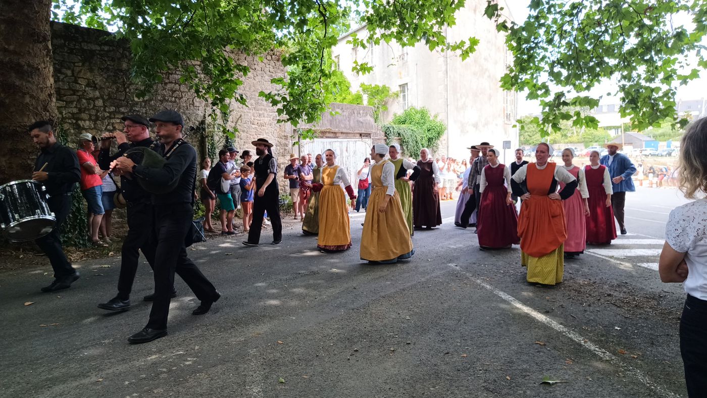 Festival des Brodeuses : le défilé