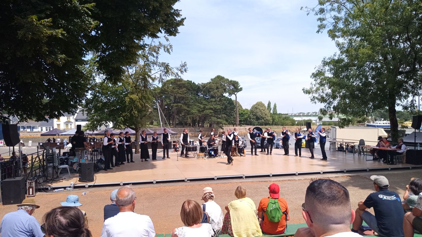 Bagad de Concarneau au Festival des Brodeuses
