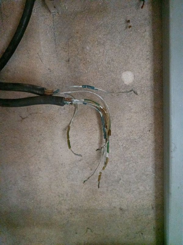 LEs fils des lampes complétement fondu, ça aurais pu foutre le feu !
