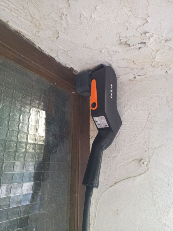 A la base il y a un mois, je voulais installer une prise pour ma voiture.