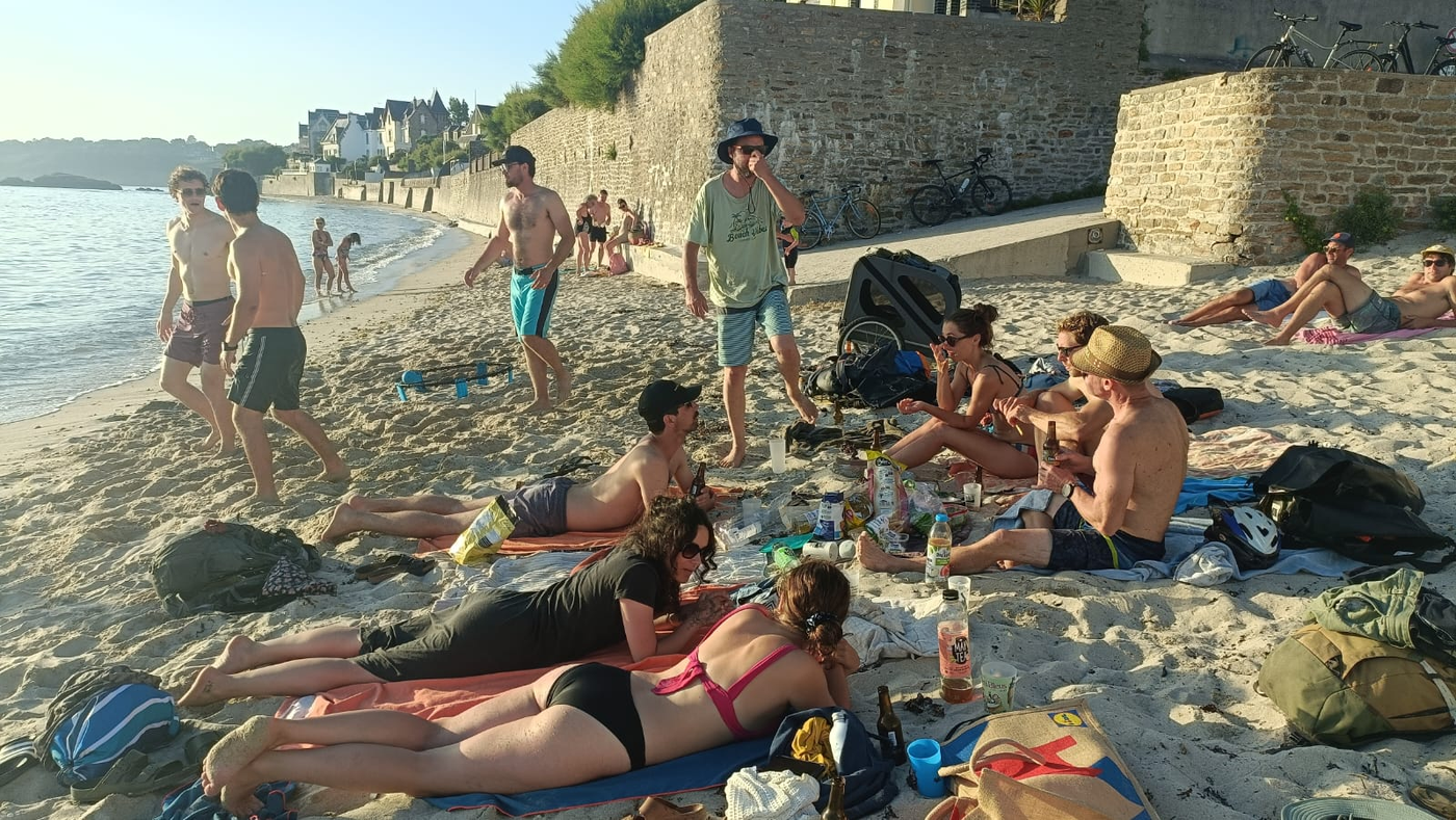 Apéro de fin d'année des doigts dans la prise