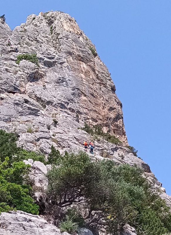 La même photo zoomer : c'est un site d'escalade