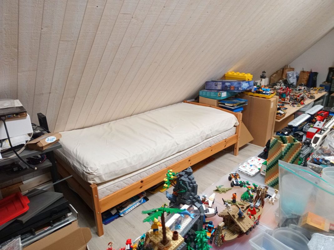 Le lit d'appoint quand il y a du monde, mais il fait très chaud !
