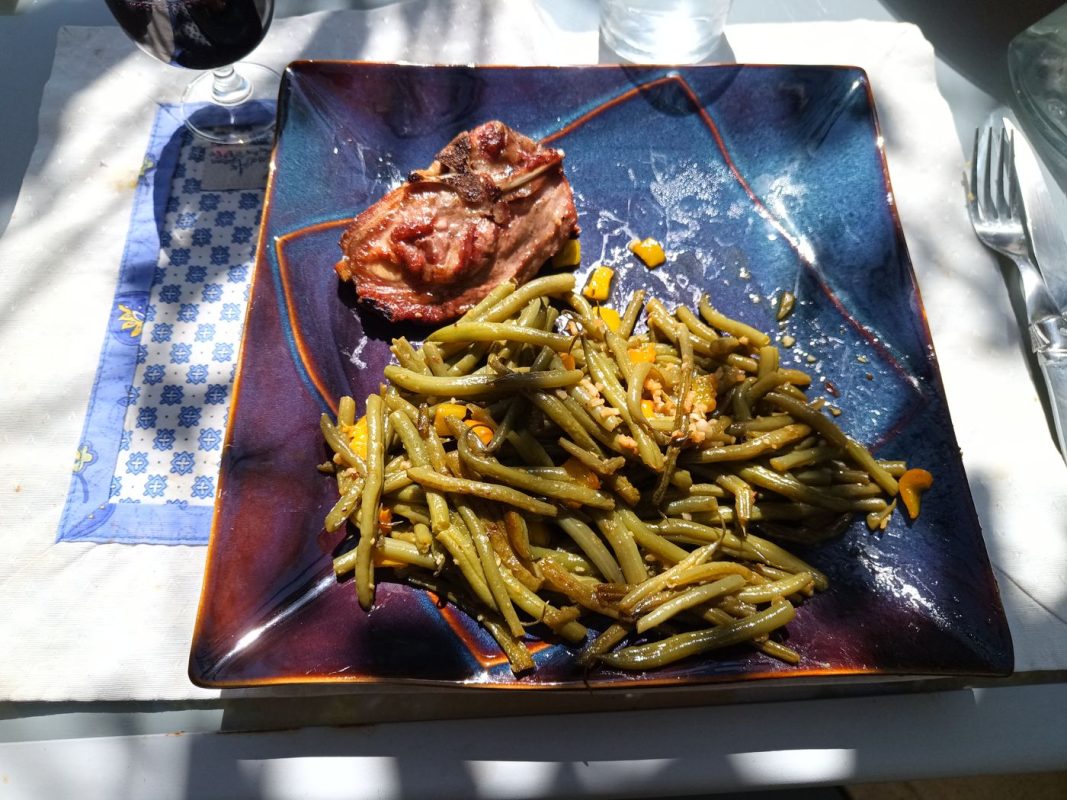 Agneau au barbecue et haricots vert frais