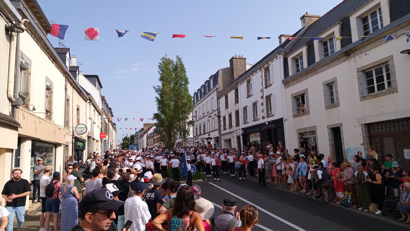 Ouverture du défilé par le Bagad de Lann-Bihoué