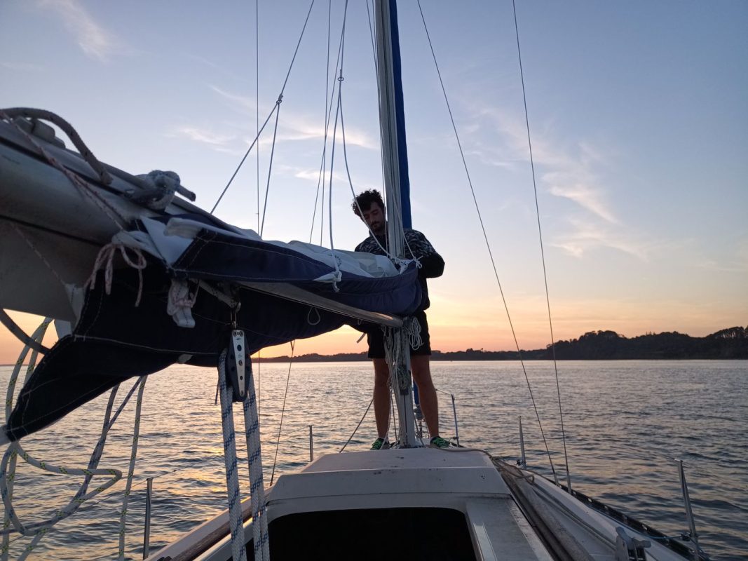 On range la voile avant de mettre l'ancre