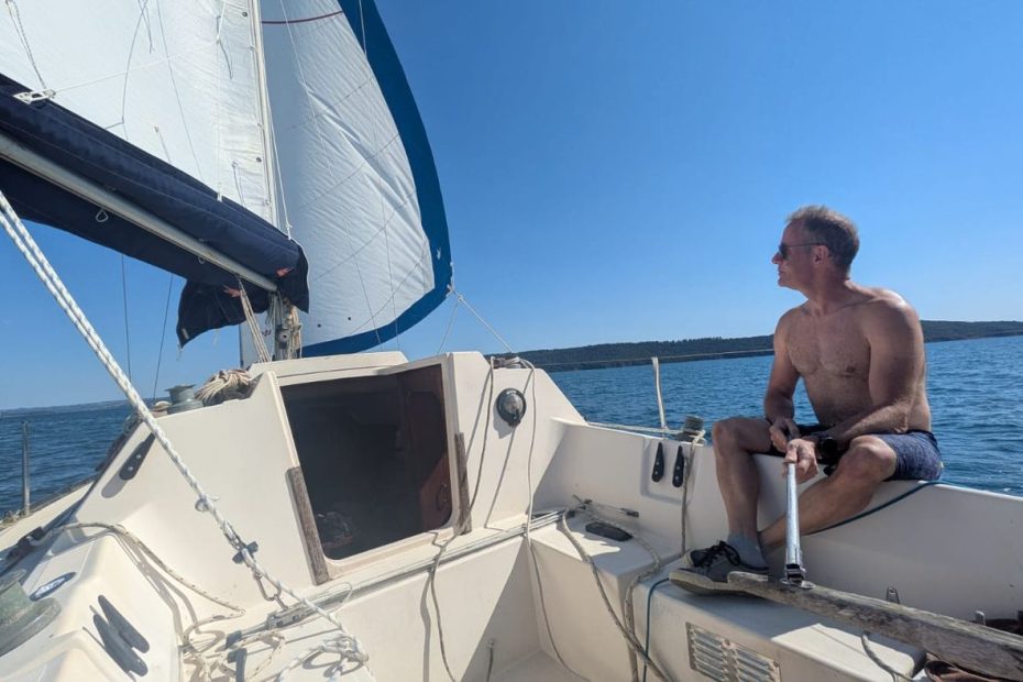 Bertrand à la barre, voile en ciseaux