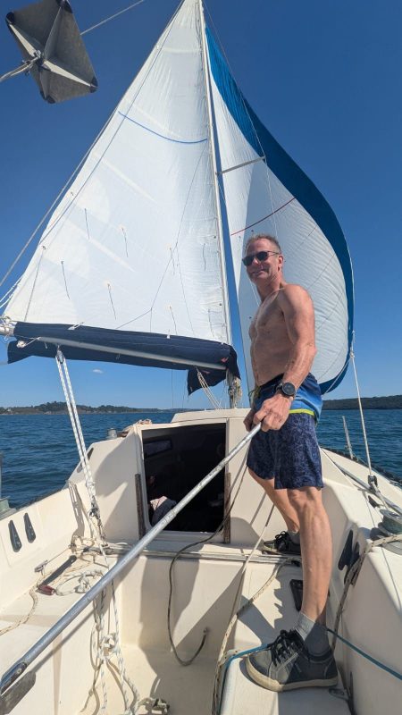 Bertrand à la barre, voile en ciseaux