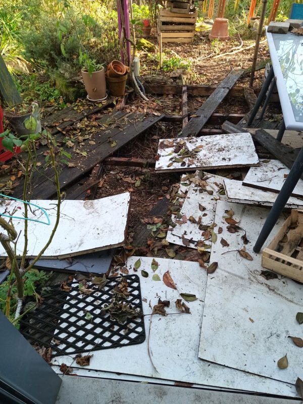 Je commence le démontage de la terrasse, ca évitera que je passe à travers !