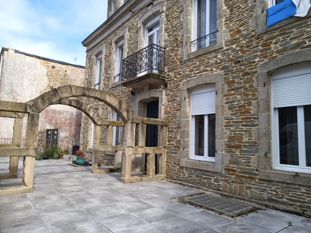 Maison et arches dans Gourin
