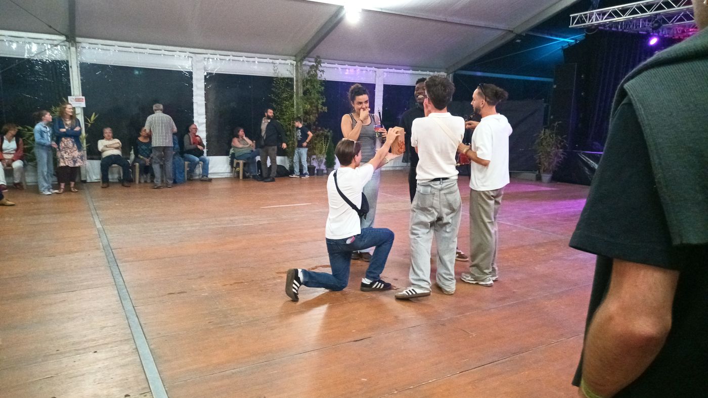 Kelig remet (pour jouer) le trophée aux vainqueurs